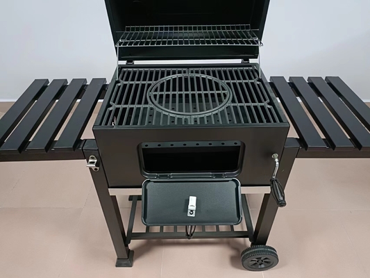 Le gril de BARBECUE de charbon de bois d'AGA salissent le petit camping libre de barbecue