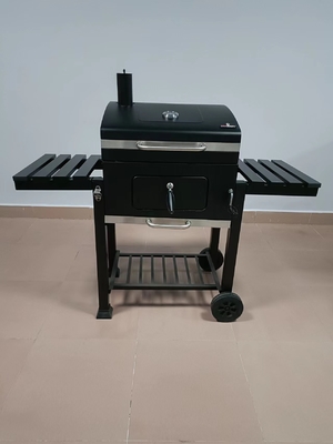 Le gril de BARBECUE de charbon de bois d'AGA salissent le petit camping libre de barbecue